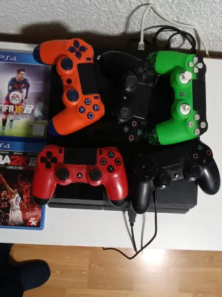 PS4 (Playstation 4) con 5 juegos y mandos