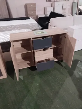 Cómoda de madera y plástico