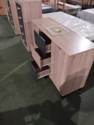 Cómoda de madera y plástico
