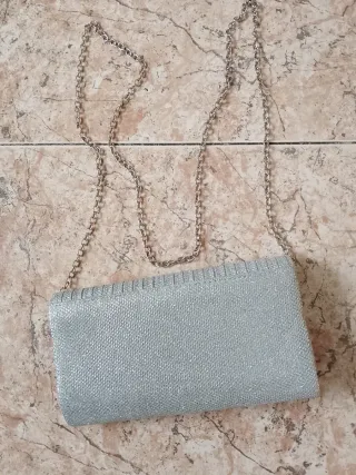 Bolso de fiesta plateado con cadena