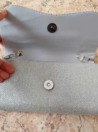 Bolso de fiesta plateado con cadena