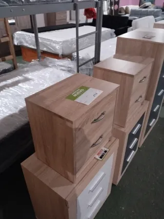 Mesita de noche 3 cajones