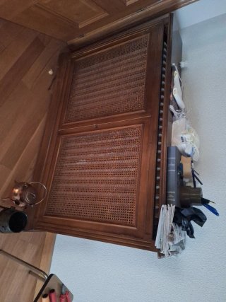 Cubre radiador de madera con rejilla