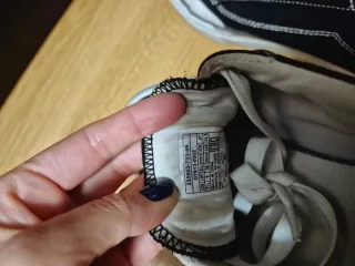 Zapatillas casuales negras y blancas tipo vans