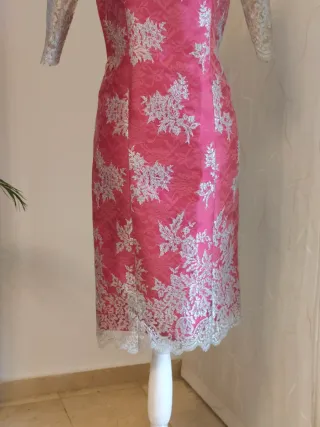 Vestido elegante rosa con encaje plateado
