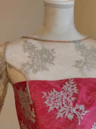 Vestido elegante rosa con encaje plateado