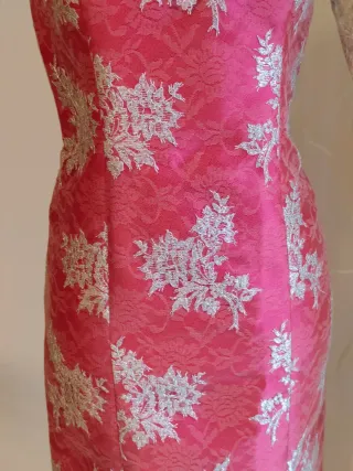 Vestido elegante rosa con encaje plateado
