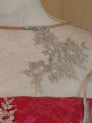 Vestido elegante rosa con encaje plateado