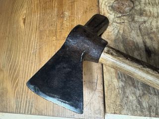 Martillo hacha antigua