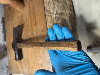 Martillo hacha antigua