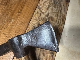 Martillo hacha antigua