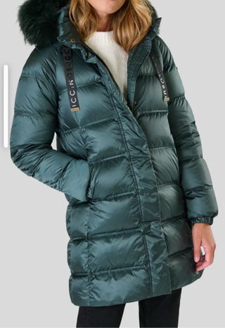 Plumífero verde con capucha y pelo natural,