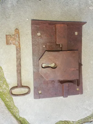 Antigua cerradura y llave de forja
