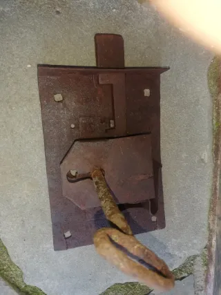 Antigua cerradura y llave de forja