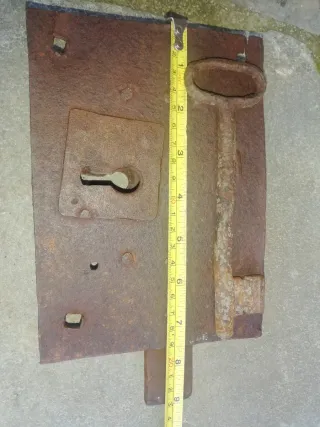 Antigua cerradura y llave de forja