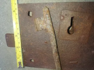 Antigua cerradura y llave de forja