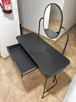 Tocador IKEA negro con espejo y cajón