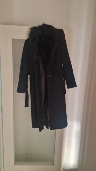 Abrigo negro con cuello de pelo talla S-M