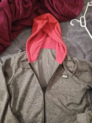 Sudadera DC Shoes gris y roja talla m