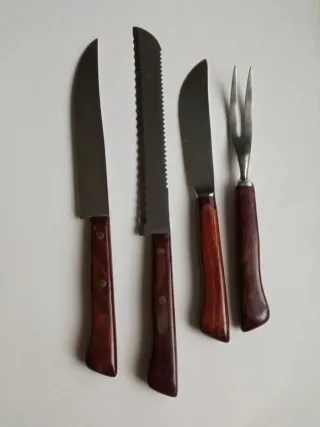 Lote de cubiertos de madera y metal