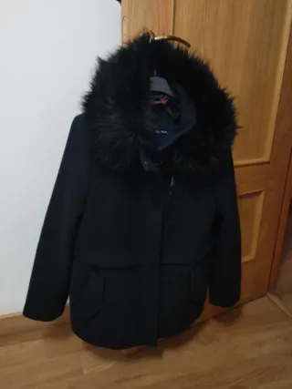 Abrigo negro mujer con capucha