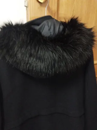 Abrigo negro mujer con capucha