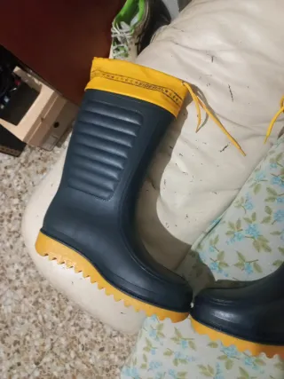 Botas de agua negras y amarillas