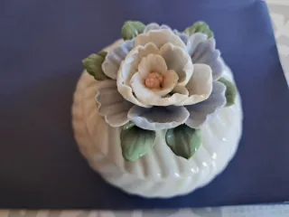 Joyero pequeño con flor