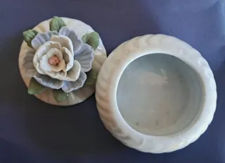 Joyero pequeño con flor