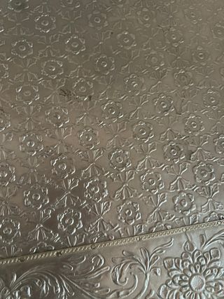 Aparador de metal plateado con cajones