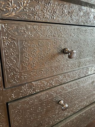 Aparador de metal plateado con cajones