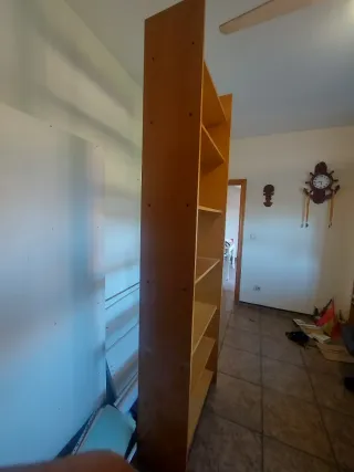 Estantería de madera alta