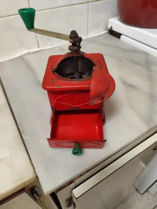 Molinillo de café antiguo rojo