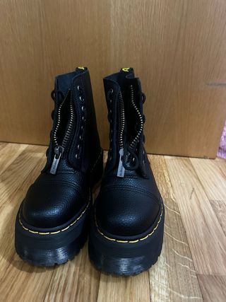 Botas tipo Dr. Martens, cordón y cremallera.