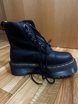 Botas tipo Dr. Martens, cordón y cremallera.