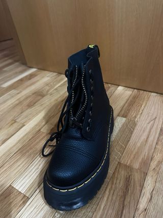 Botas tipo Dr. Martens, cordón y cremallera.