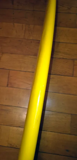 Tabla de surf amarilla