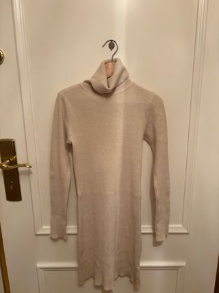 Vestido de punto beige cuello alto