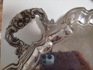 Bandeja plateada con asas