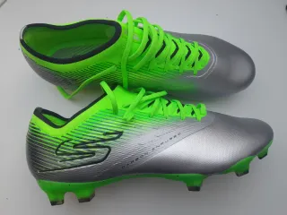 Botas de tacos fútbol plateadas y verdes