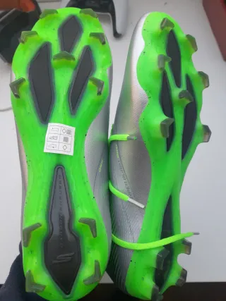 Botas de tacos fútbol plateadas y verdes