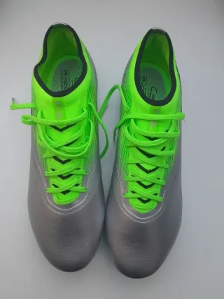 Botas de tacos fútbol plateadas y verdes