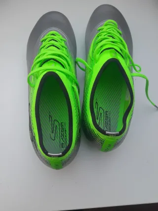 Botas de tacos fútbol plateadas y verdes