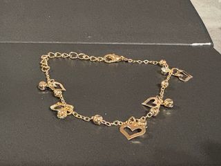 Braccialetto color oro con ciondoli