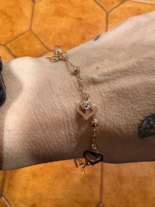 Braccialetto color oro con ciondoli