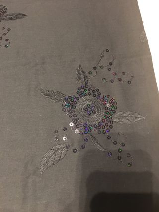 Fular negro con detalles brillantes