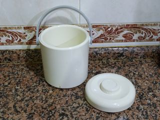 Cubitera de plástico blanca y gris