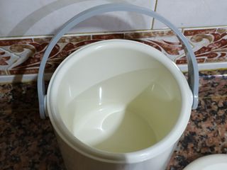 Cubitera de plástico blanca y gris