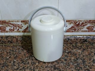 Cubitera de plástico blanca y gris