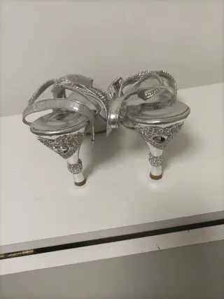 Sandalias plateadas con pedrería